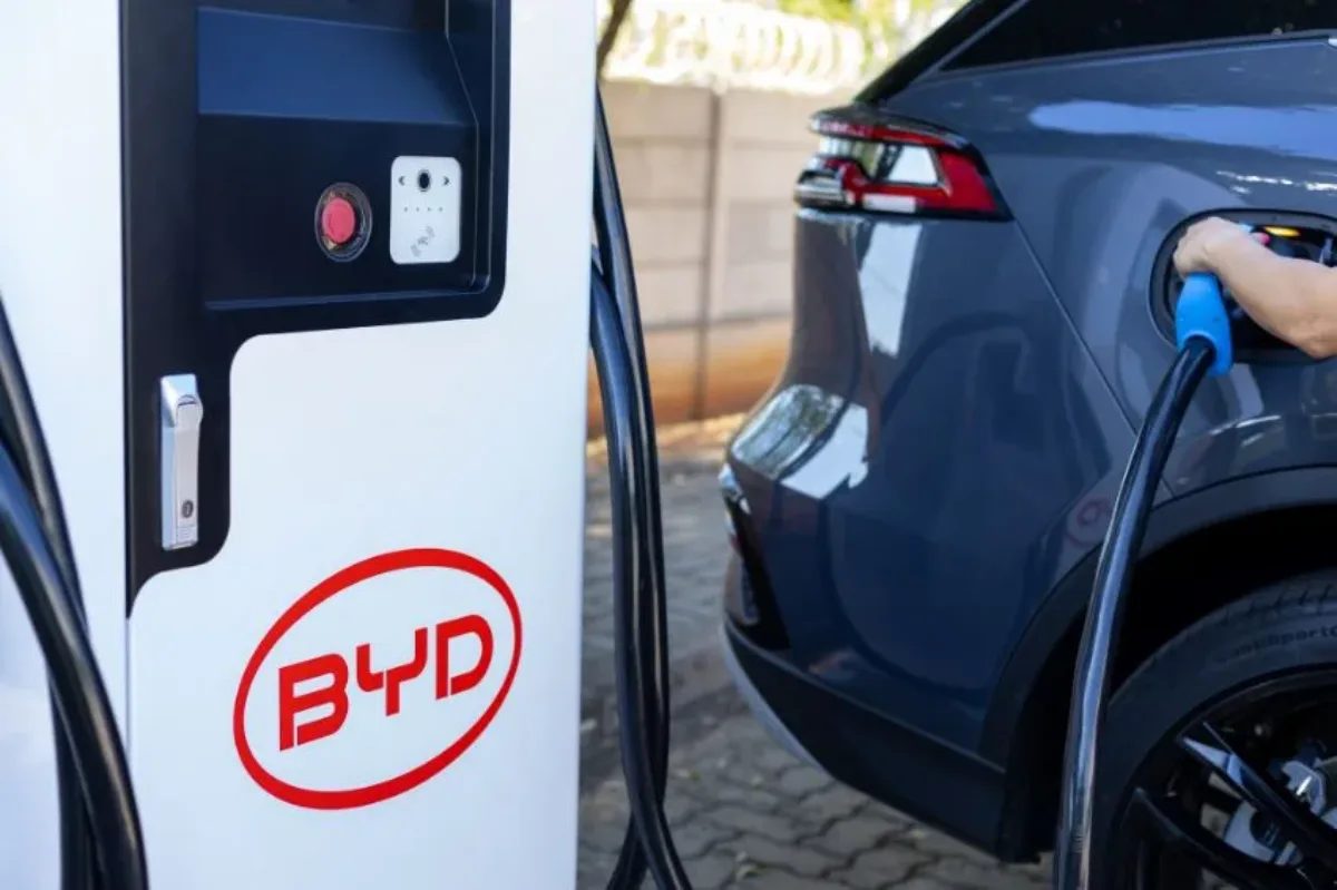 BYD Atto 3 lader på BYD-hurtiglader