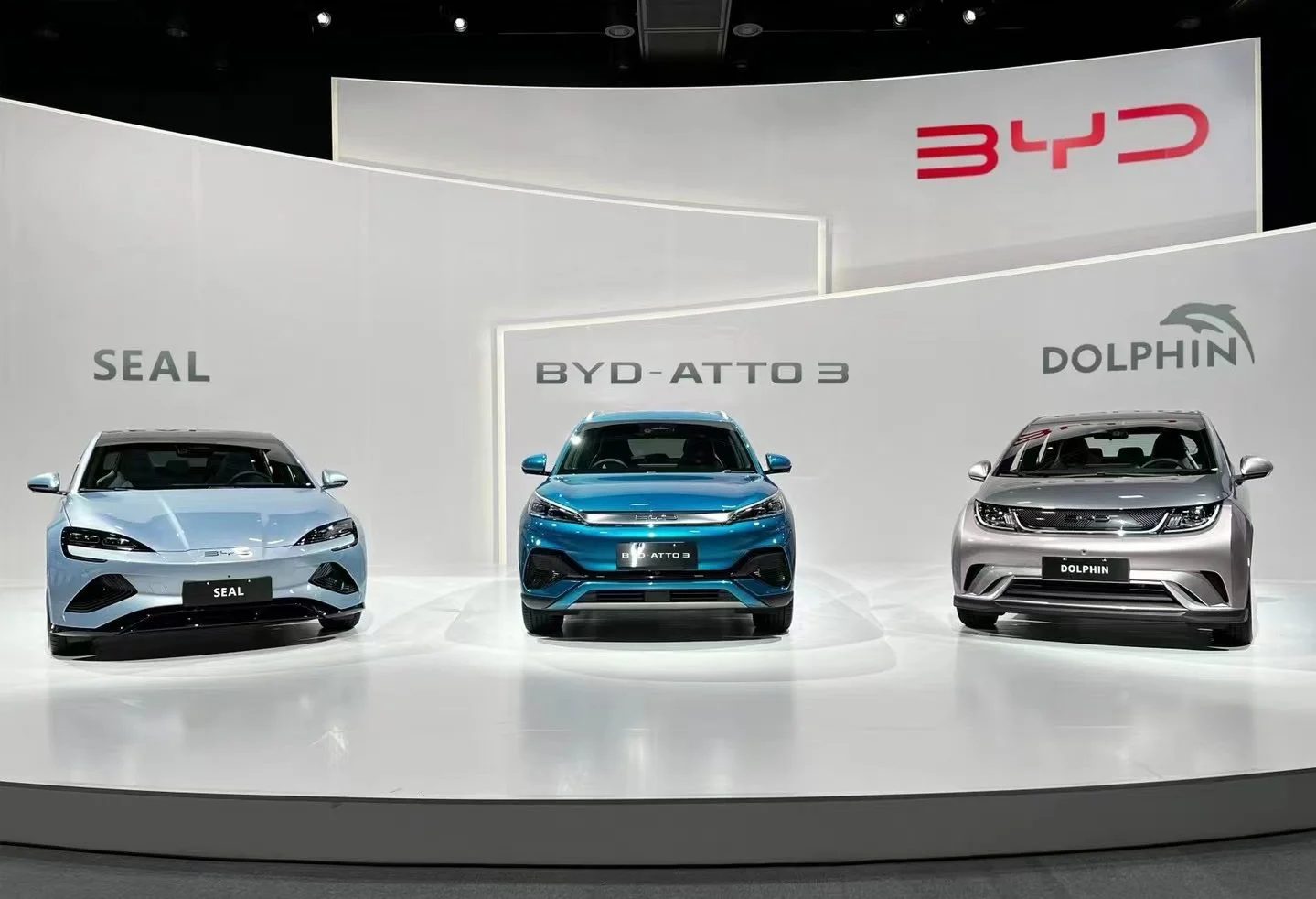 BYD Seal, Atto 3 og Dolphin på stand