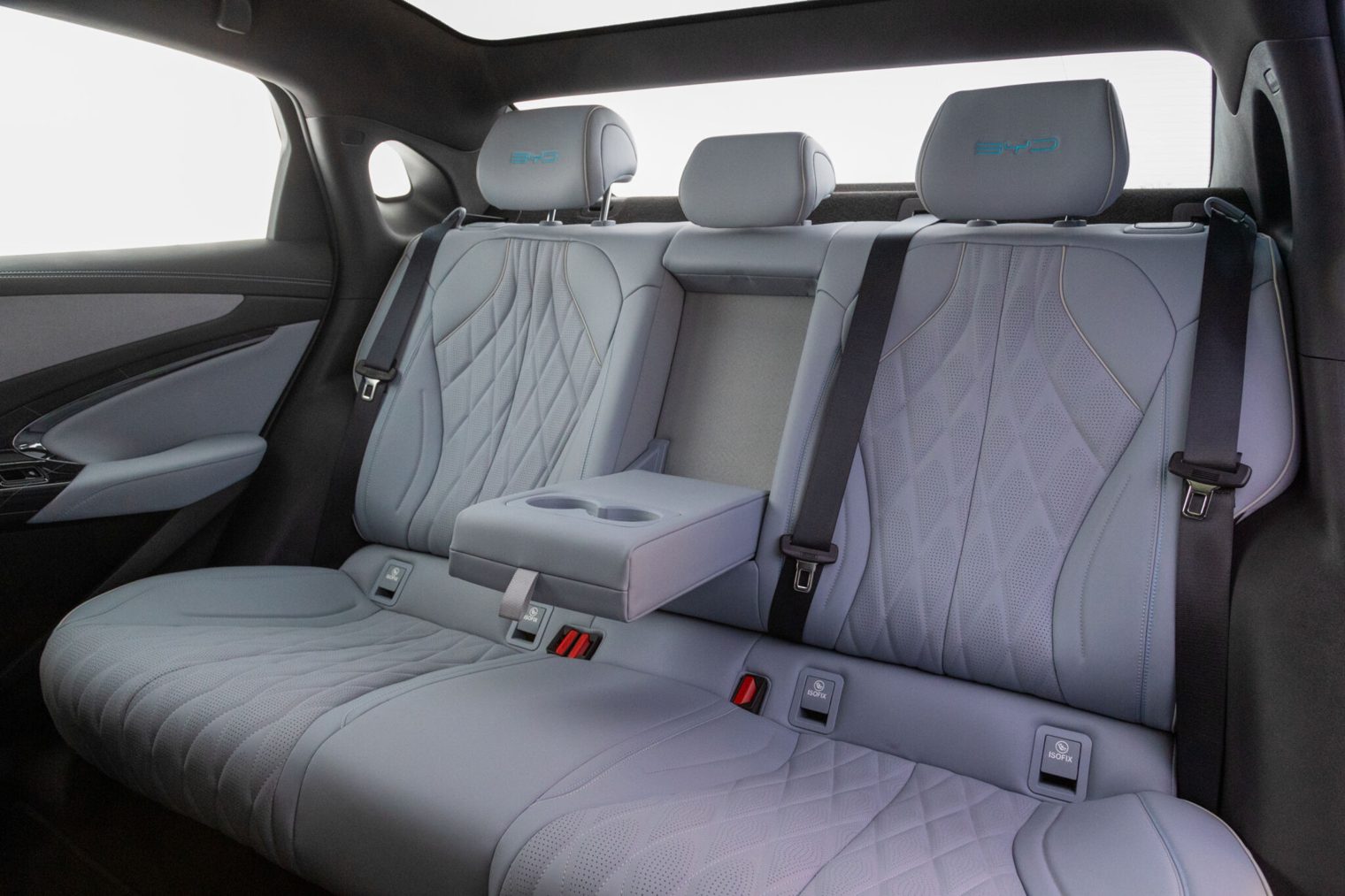Baksetet i BYD Seal med lyst skinn, ISOFIX og armlene med koppholdere