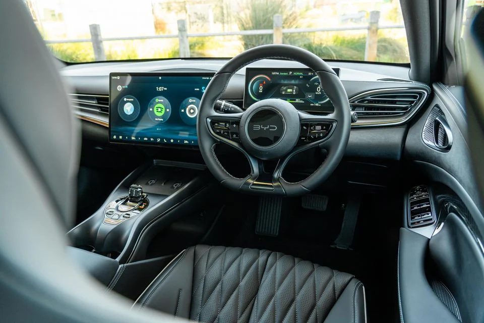 interiøret i BYD Seal med stor skjerm og Dynaudio