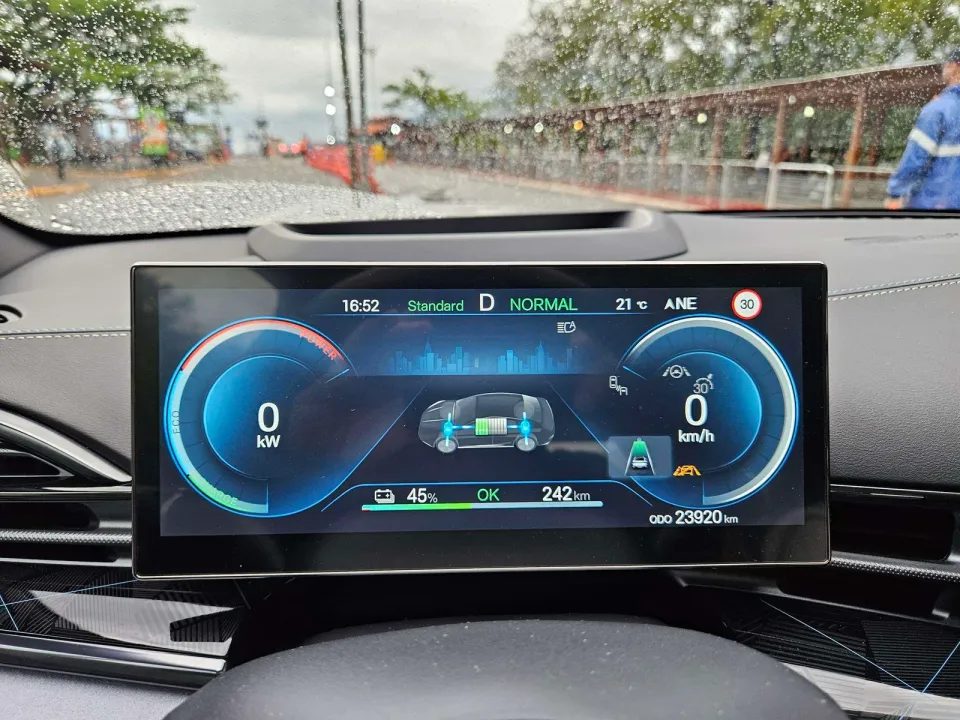 Førerskjerm i BYD Seal som viser 45 % batteri og 242 km gjenværende rekkevidde