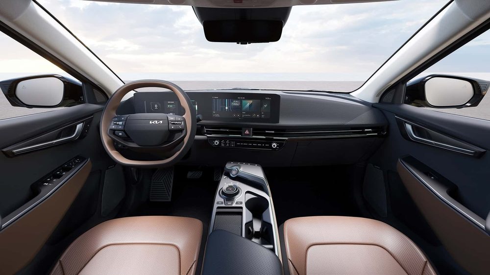 Interiør i Kia EV6 med buet panoramaskjerm