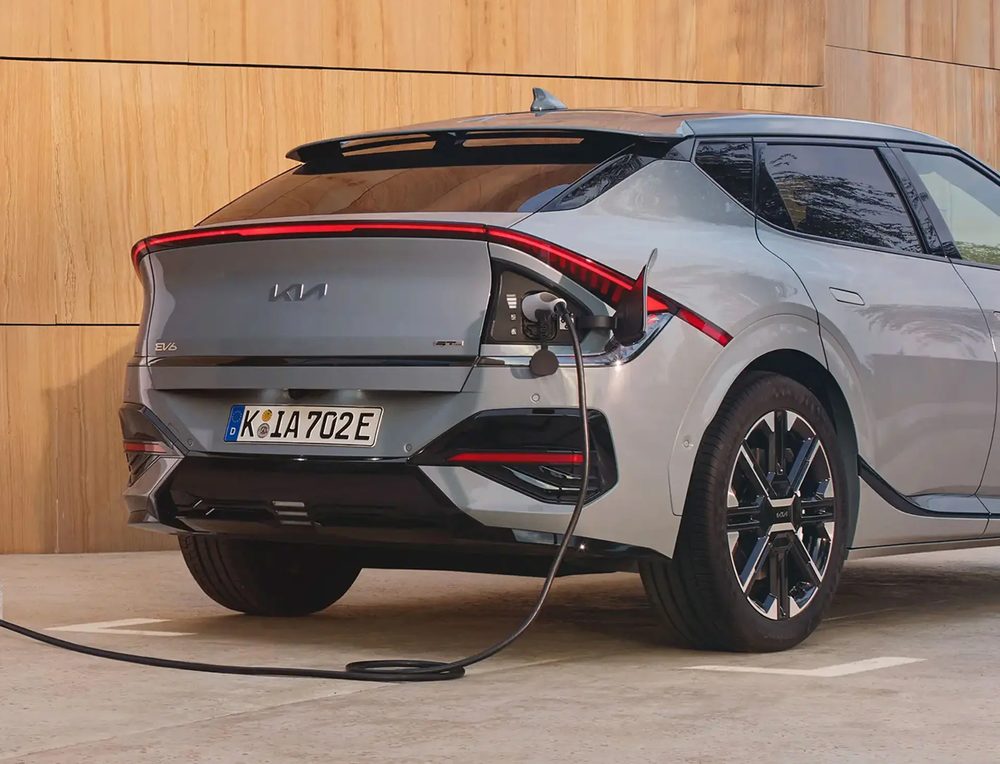 Kia EV6 som lader på hurtiglader