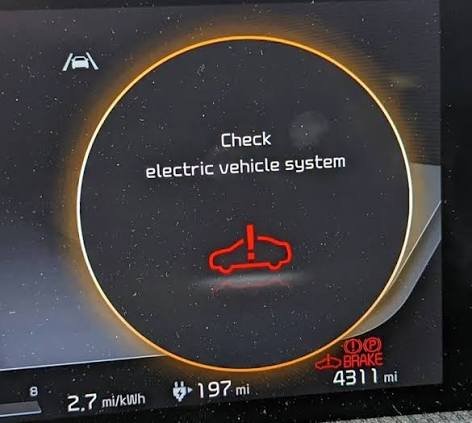 Varsel om feil i elbilsystemet på displayet i en Kia EV9