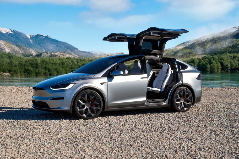 Tesla Model X med åpne falkevingdører