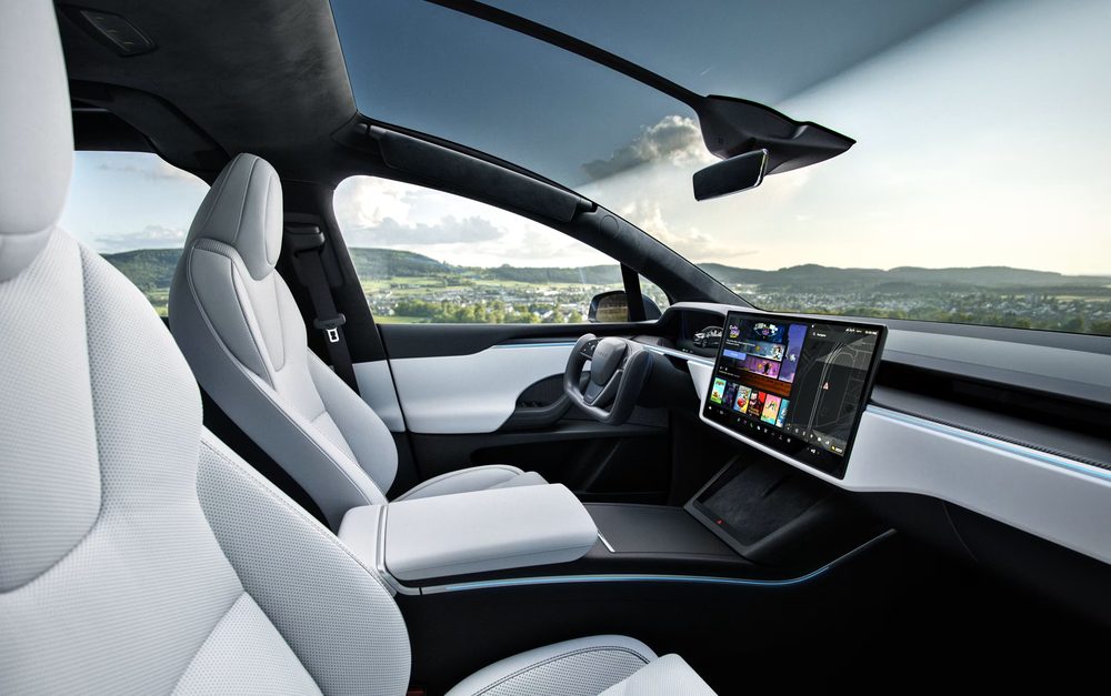 Interiør i Tesla Model X med stor skjerm